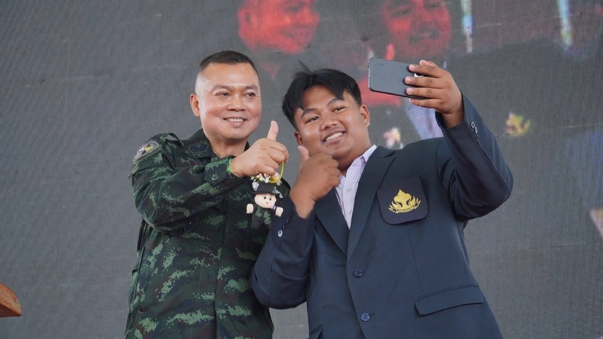 "บิ๊กกุ้ง" ตอบชัดกลางวงนร. 2พันคน "ทหารมีไว้ทำไม" ในงานปลูกจิตสำนึกรักชาติ