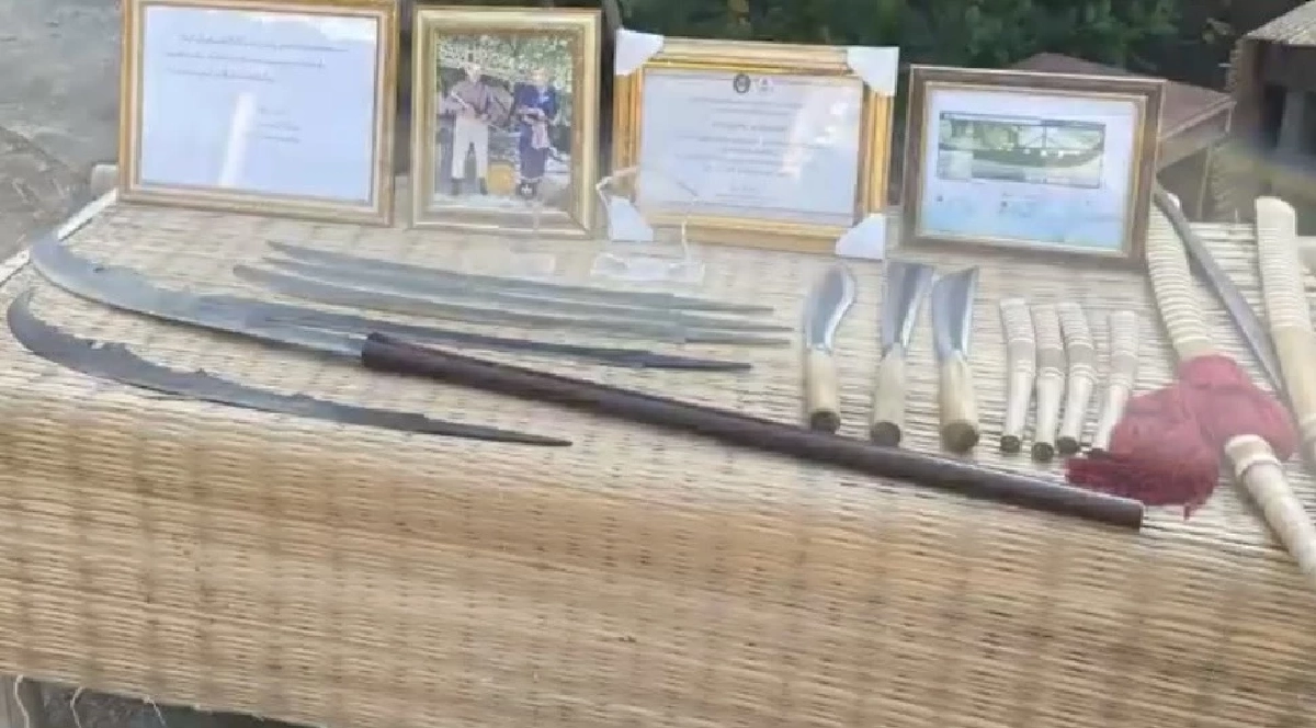 น่าห่วง! คนรุ่นใหม่ เมินสืบทอดอาชีพตีมีดดาบ ทั้งหมู่บ้านเหลือเพียง 3 คน