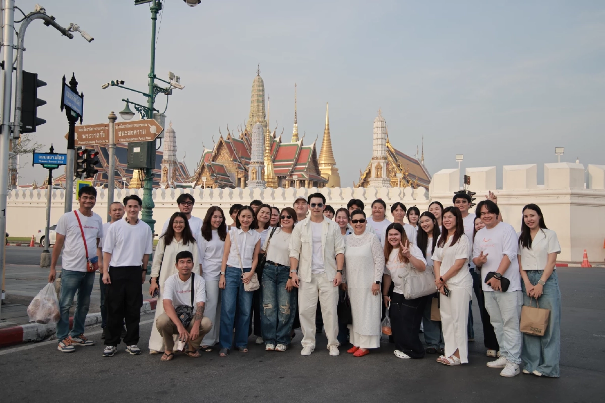 'อั้ม อธิชาติ' ควงแม่ทำบุญวันเกิดที่ศาลหลักเมือง ออร่าความสุขจับตา