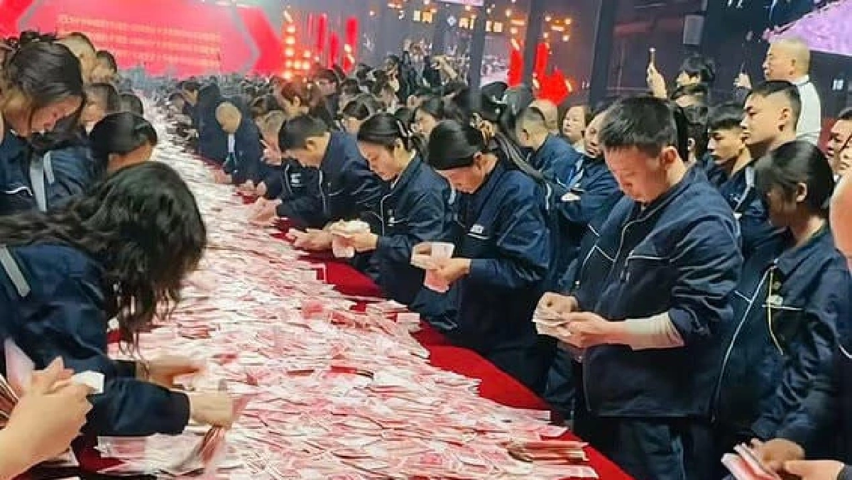 บริษัทจีนแจกโบนัส กองเงินสด 900 ล้าน กลางงานเลี้ยง สั่ง! พนักงาน "ขนไปได้เท่าที่แรงมี"