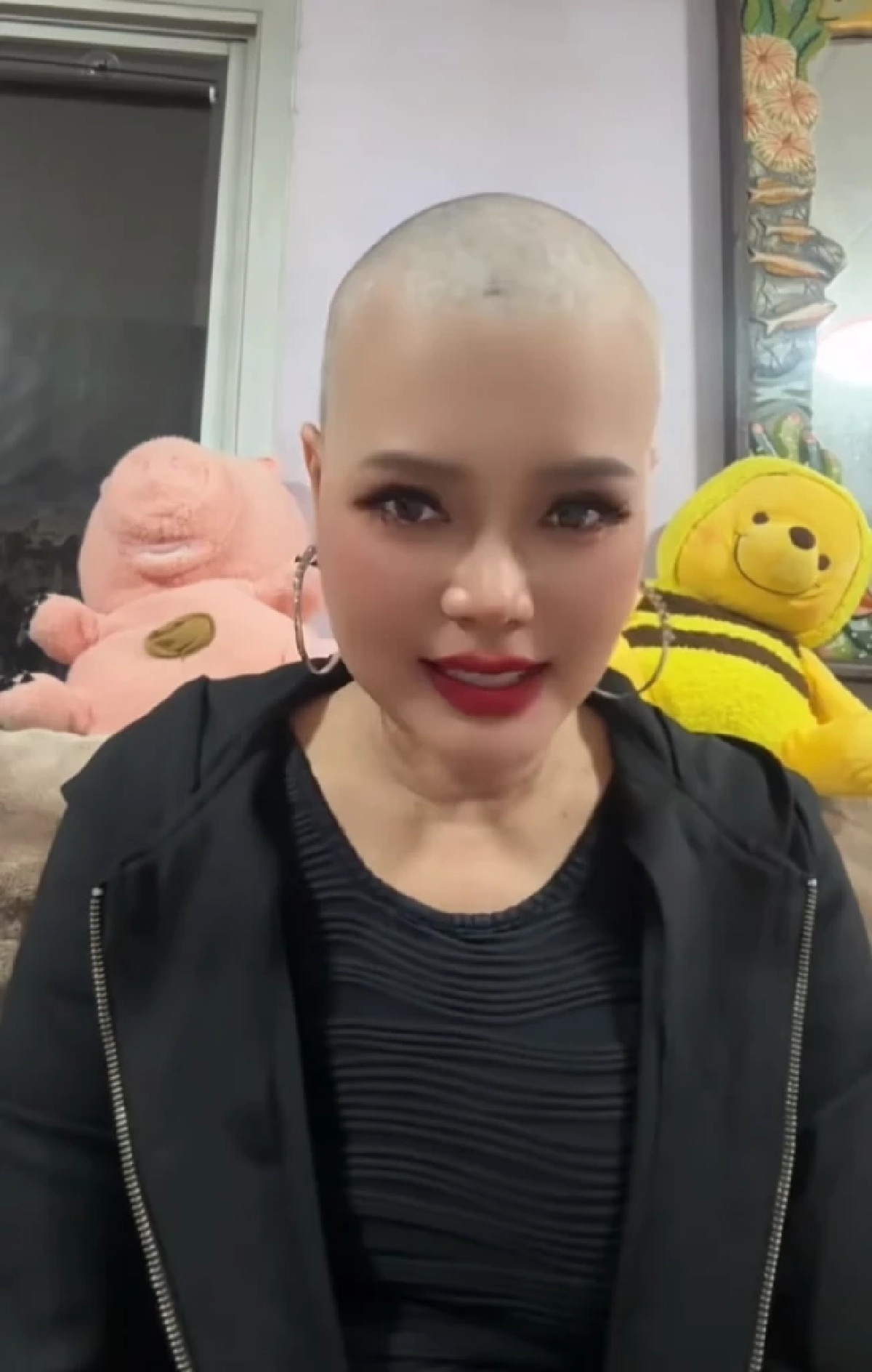 "ไก่ จันทน์จวง" ใจเด็ดไถผมตัวเองเกลี้ยงหัว หลังรับคีโมเข็ม 2