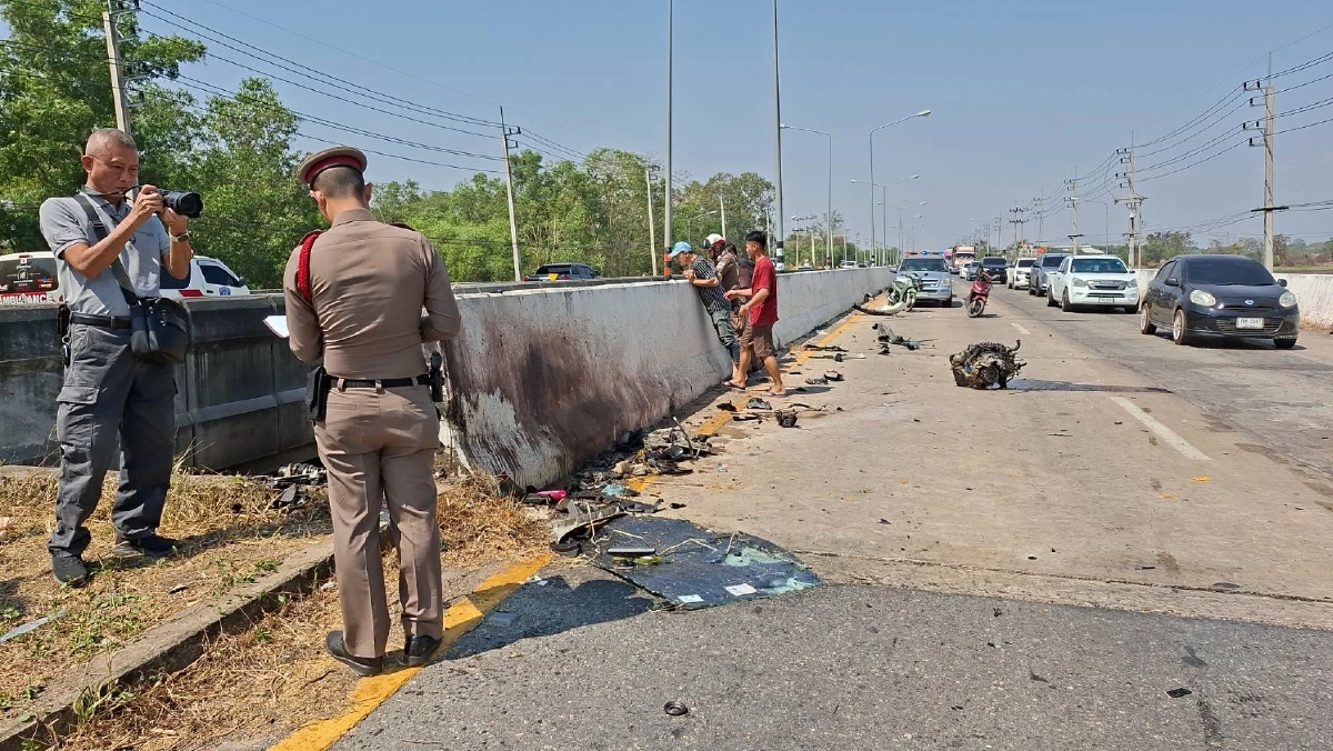 เก๋งเสียหลัก ชนราวสะพาน ตกลงไปด้านล่าง ไฟลุกท่วม คนขับดับสลด