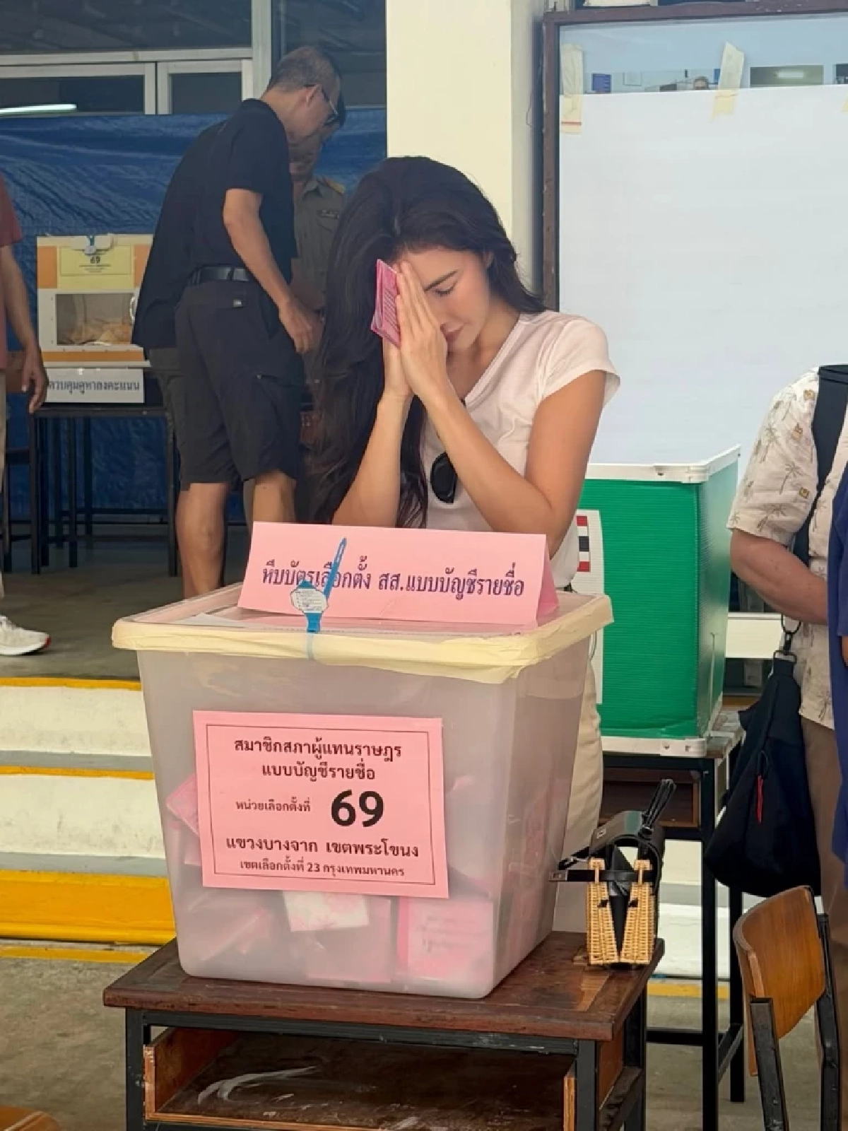 คึกคัก! คนบันเทิง-คนดังแห่เข้าคูหา เขตเลือกตั้ง69 กลายเป็นรันเวย์ประชาธิปไตย