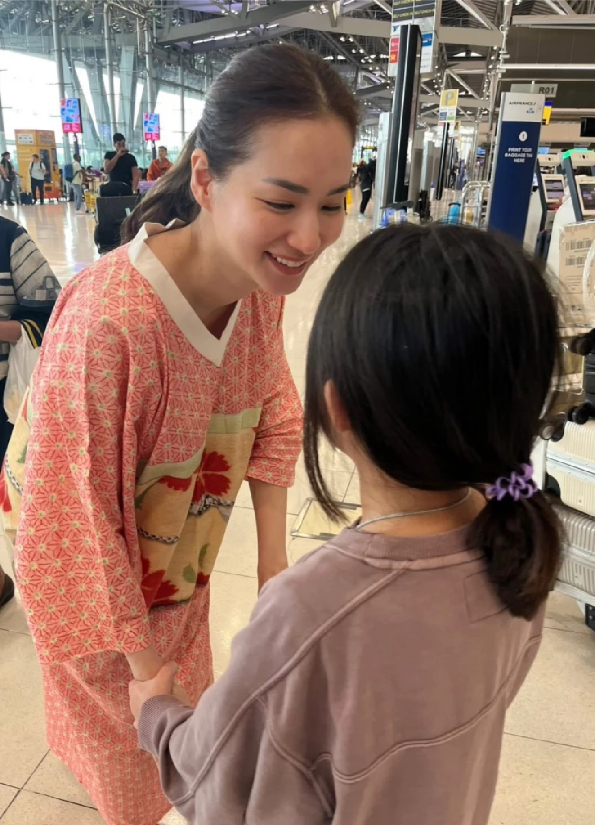 "ทิม พิธา" เคลื่อนไหวแล้วหลัง "ต่าย ชุติมา" กอดลาทั้งน้ำตาส่ง "น้องพิพิม" ไปเรียนต่อ