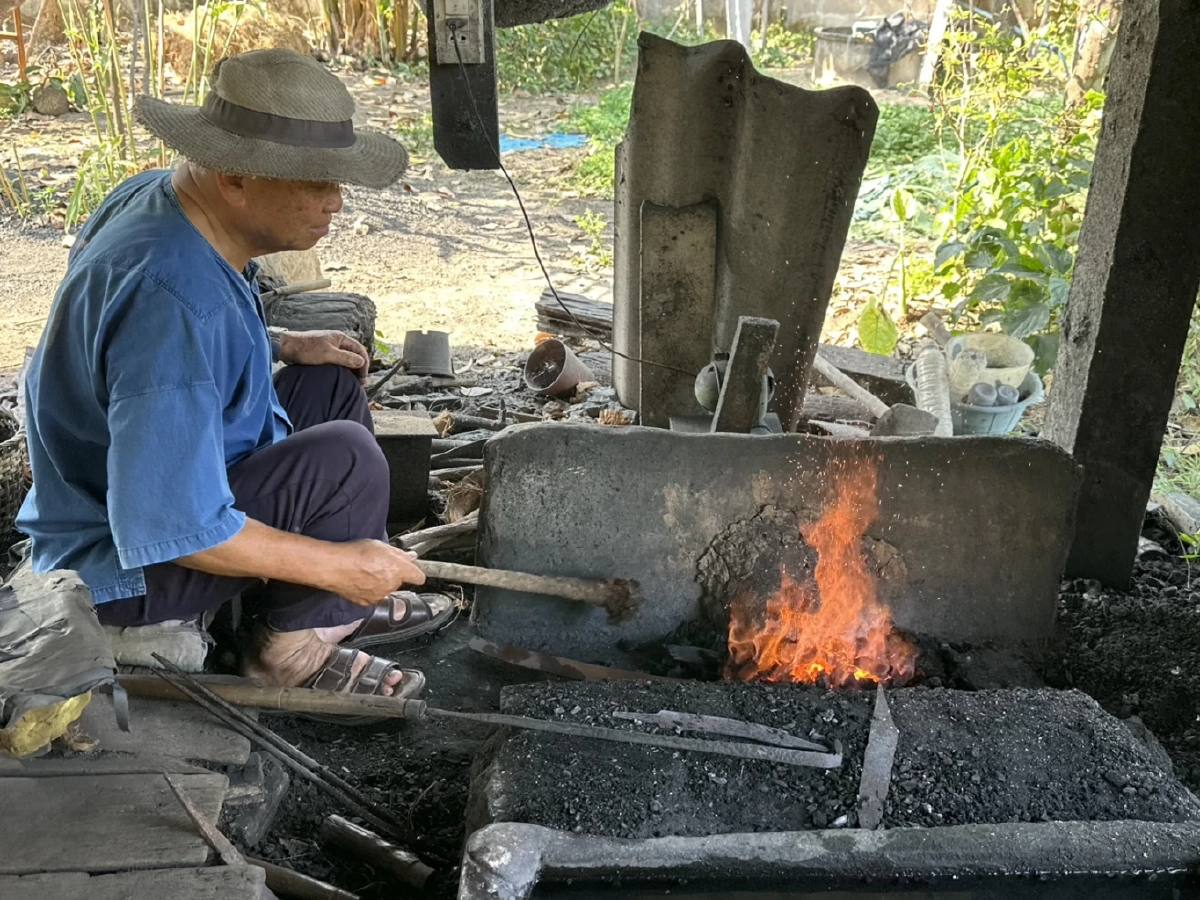 น่าห่วง! คนรุ่นใหม่ เมินสืบทอดอาชีพตีมีดดาบ ทั้งหมู่บ้านเหลือเพียง 3 คน