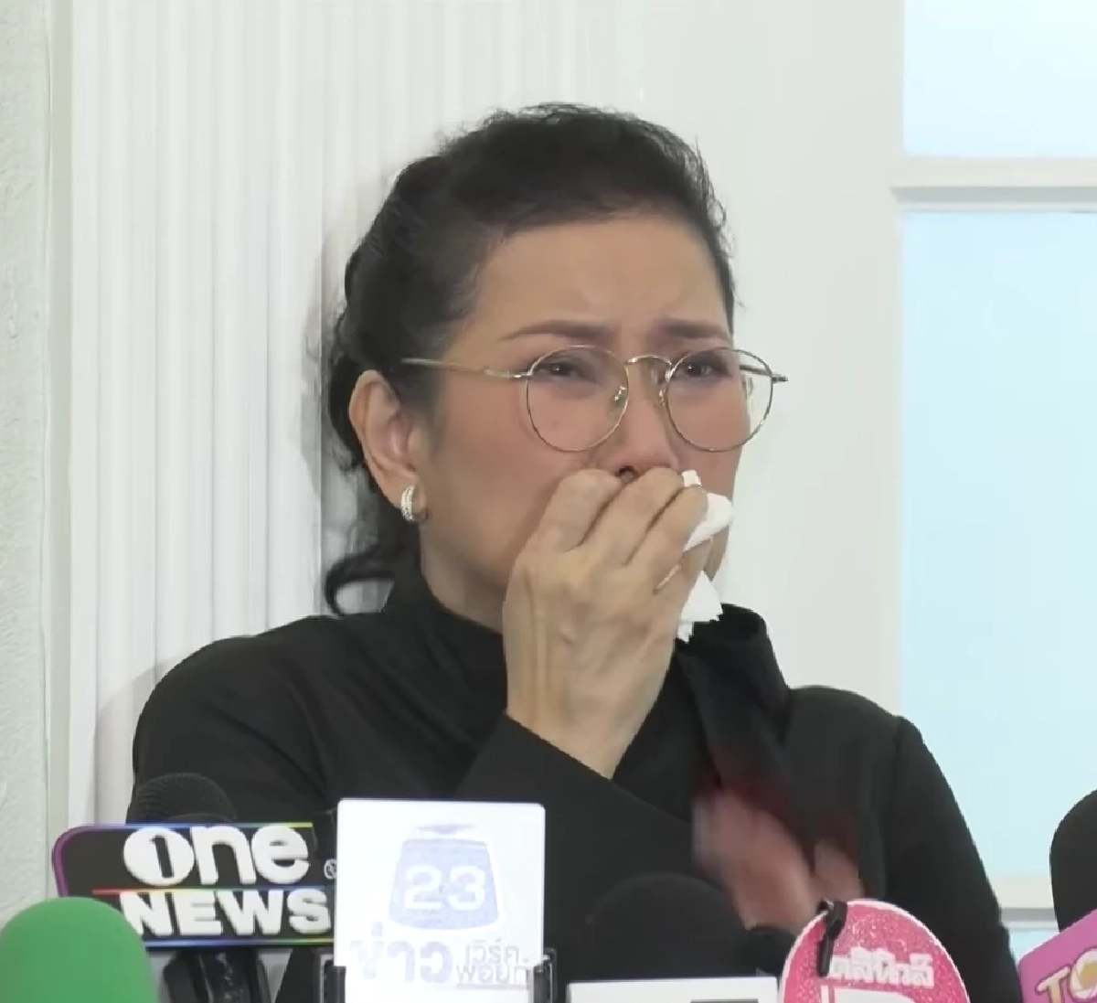 “ปู กนกวรรณ” ปล่อยโฮรับเลิก “เด๋อ ดอกสะเดา” แฉ! มหากาพย์โลก 2 ใบ ซุกไว้นาน 29 ปี