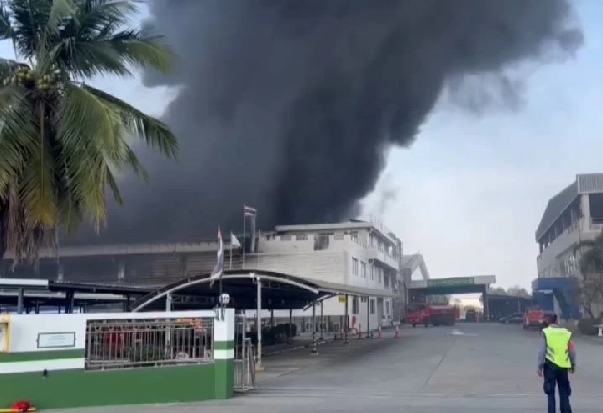 ด่วน! ไฟไหม้โรงงานผสมสี พานทอง ระดมดับเพลิง เข้าระงับเหตุ