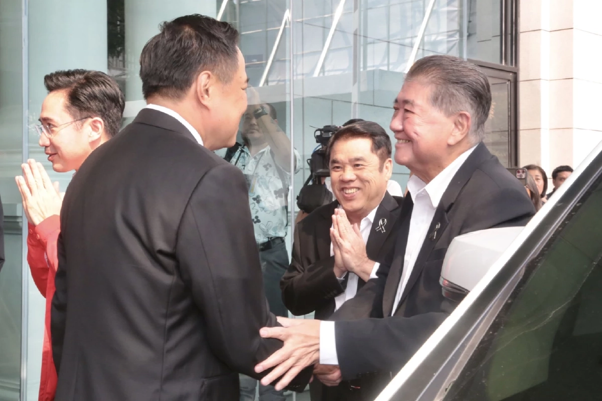 "ยศชนัน” มาเอง !!  สวมเสื้อแดง หอบแกนนำเพื่อไทยถึงภูมิใจไทยแล้ว