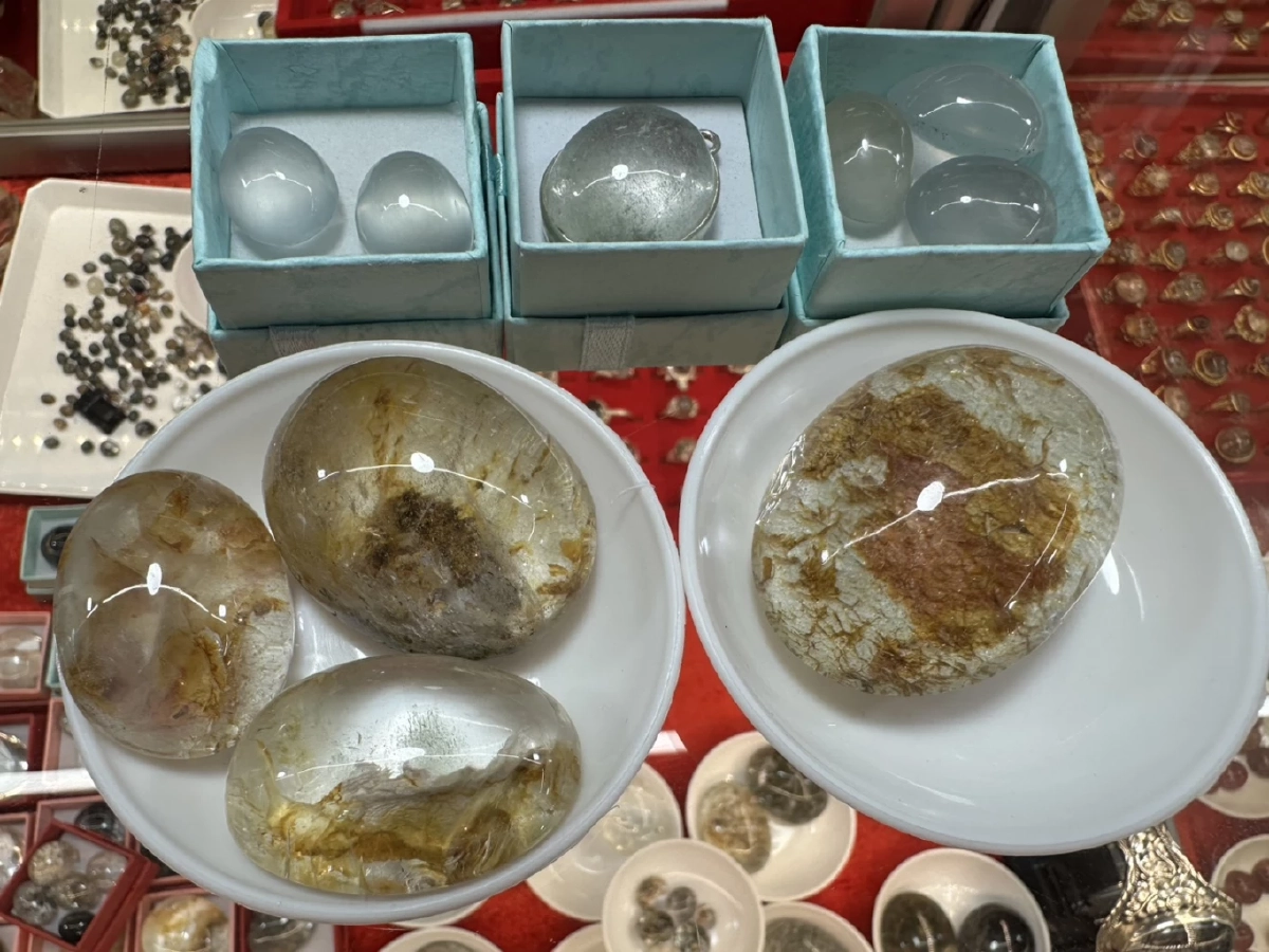 รู้จัก! เข็มกลัดโป่งข่ามคู่ ประดับฉลองพระองค์ “พระบรมราชินี” เสด็จฯ เยือนอิตาลี