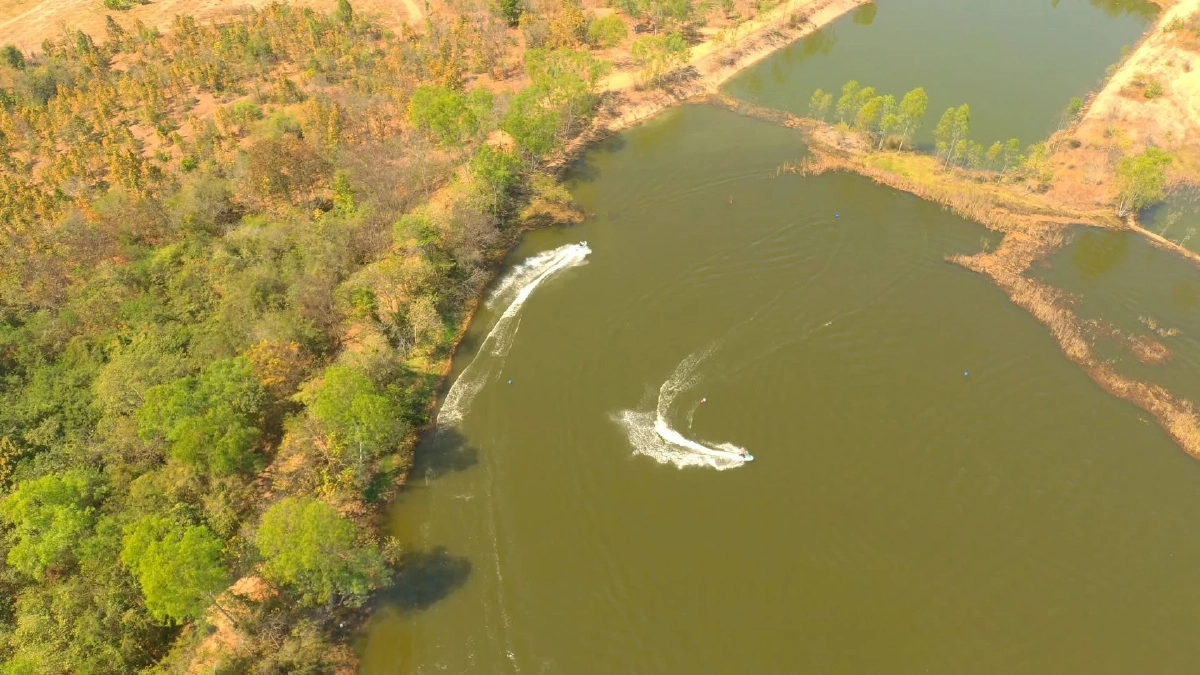 แลนด์มาร์คใหม่ลำปาง 'บึงเจ็ทสกี' สวรรค์ของสายสปีดท่ามกลางธรรมชาติ