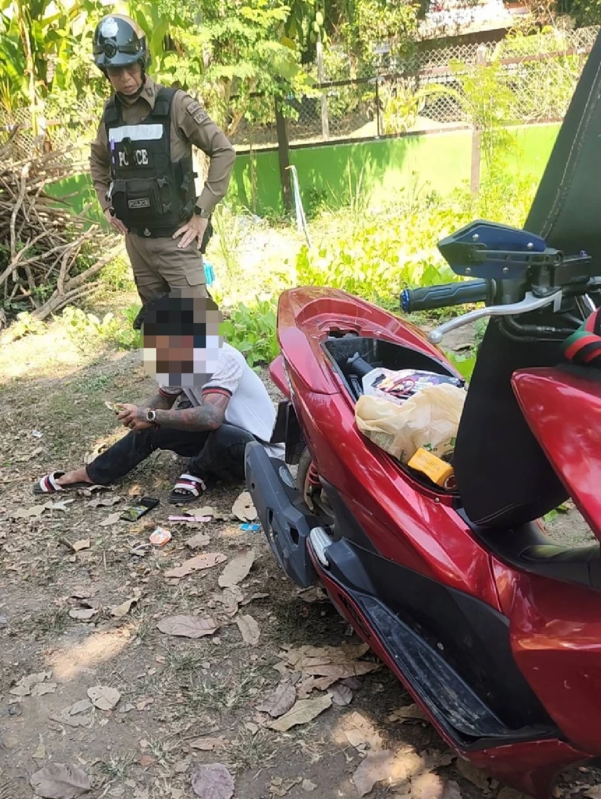 2 สาวเปิดศึกตบแย่งหนุ่มลาว ตรวจค้นจยย. พบปืนไทยประดิษฐ์ซุกใต้เบาะ