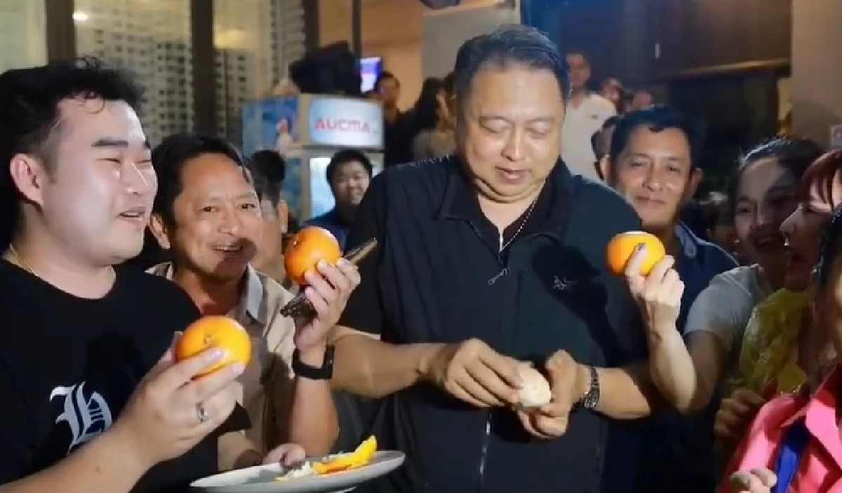 "สุชาติ ชมกลิ่น" อารมณ์ดี กินส้มโชว์ เปิดใจล้มแชมป์เก่า พรรคประชาชน