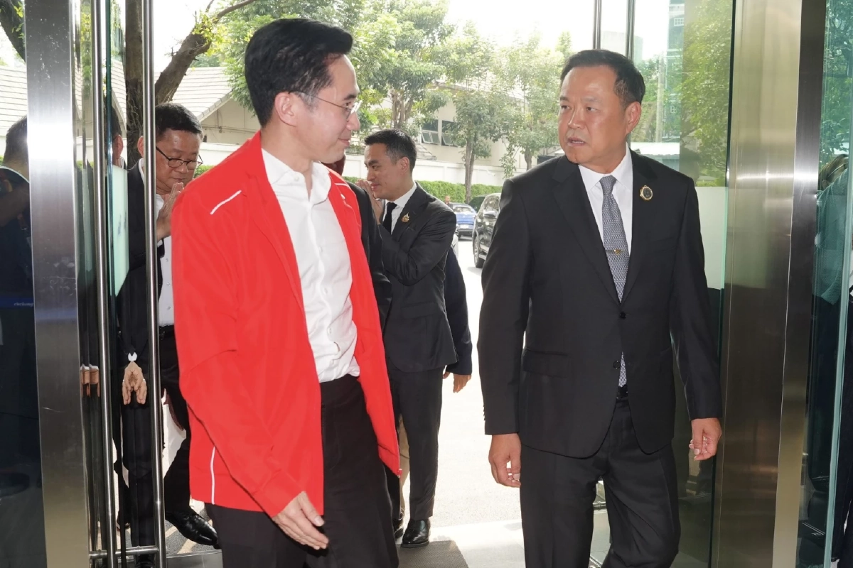 "ยศชนัน” มาเอง !!  สวมเสื้อแดง หอบแกนนำเพื่อไทยถึงภูมิใจไทยแล้ว