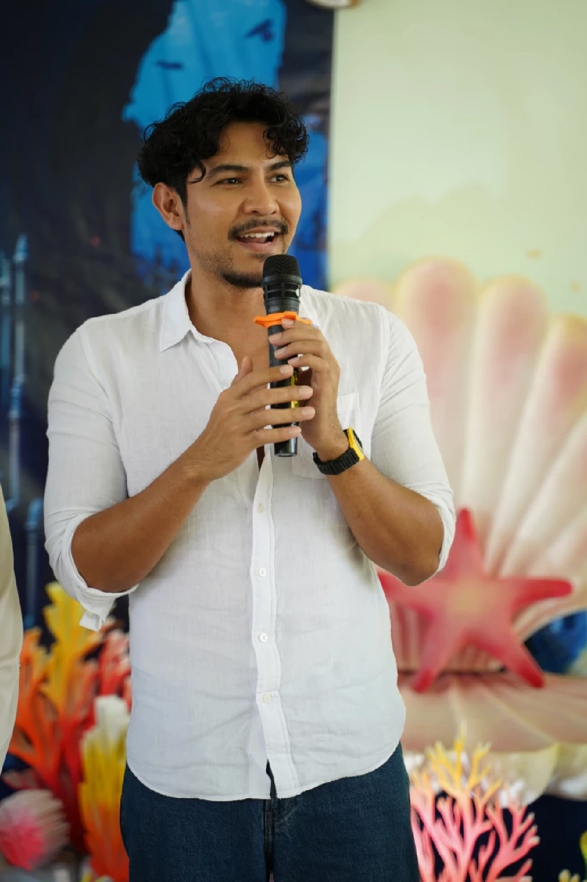 "ข้าวตราไก่แจ้" รวมพลัง 3 หนุ่ม กู้! วิกฤตทะเลไทย ปันน้ำใจมอบข้าวเติมอิ่มให้น้อง