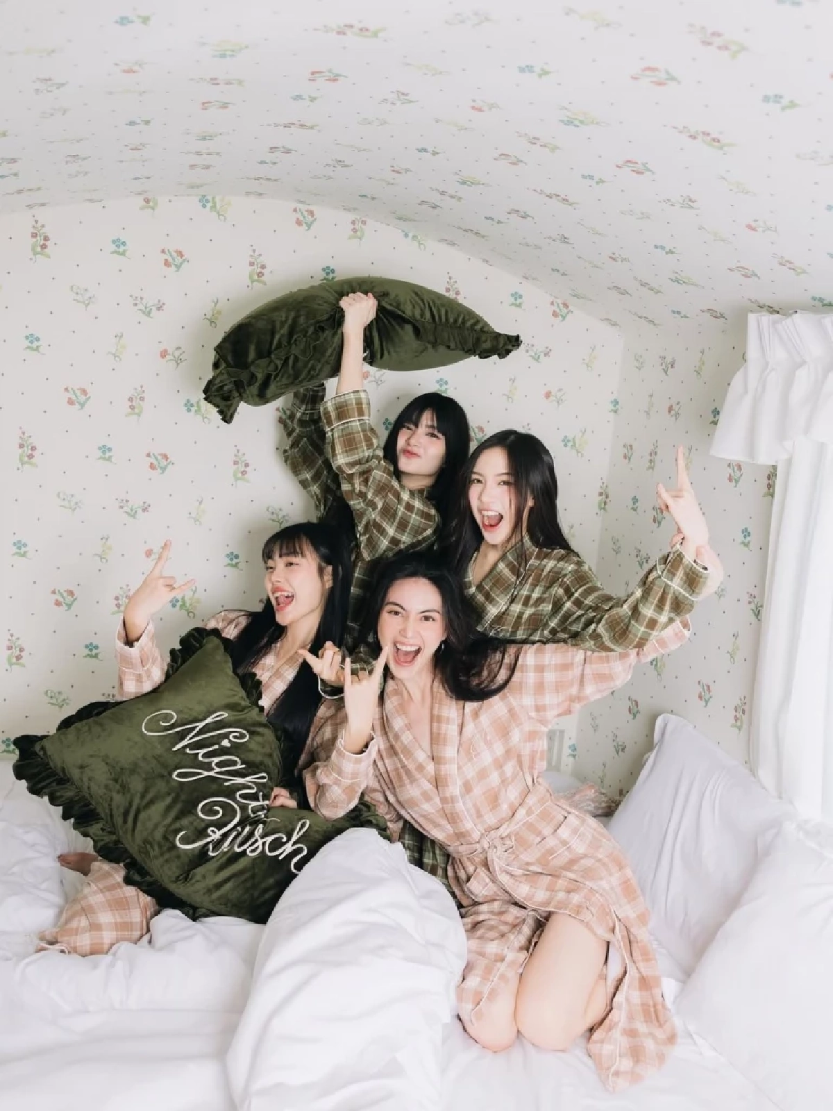 'ใหม่ ดาวิกา' บิ๊กบอสสายเปย์ เดินหน้าเชียร์ 'เมเบิ้ล-แป้งจี่' ชิง 3 รางวัลใหญ่