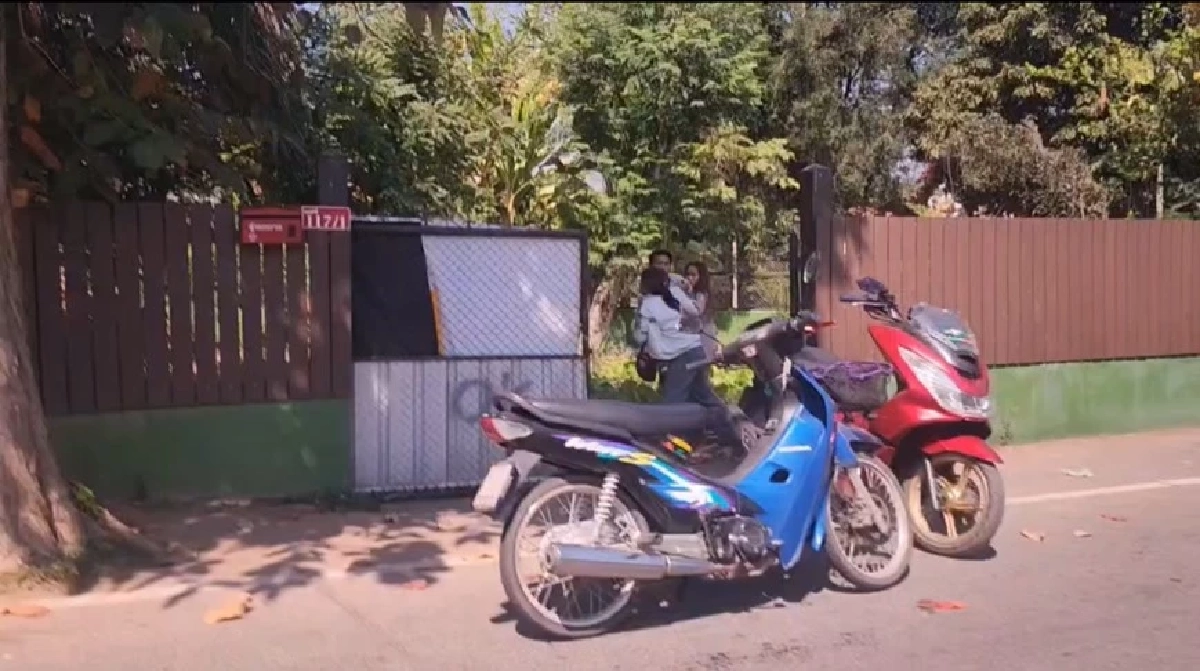 2 สาวเปิดศึกตบแย่งหนุ่มลาว ตรวจค้นจยย. พบปืนไทยประดิษฐ์ซุกใต้เบาะ