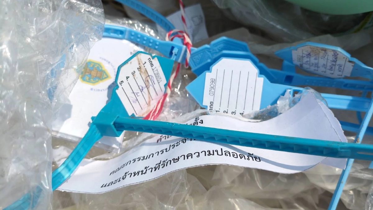 กกต.พิษณุโลก เร่งตรวจสอบอุปกรณ์เลือกตั้งแอบทิ้งไว้ที่รกร้าง