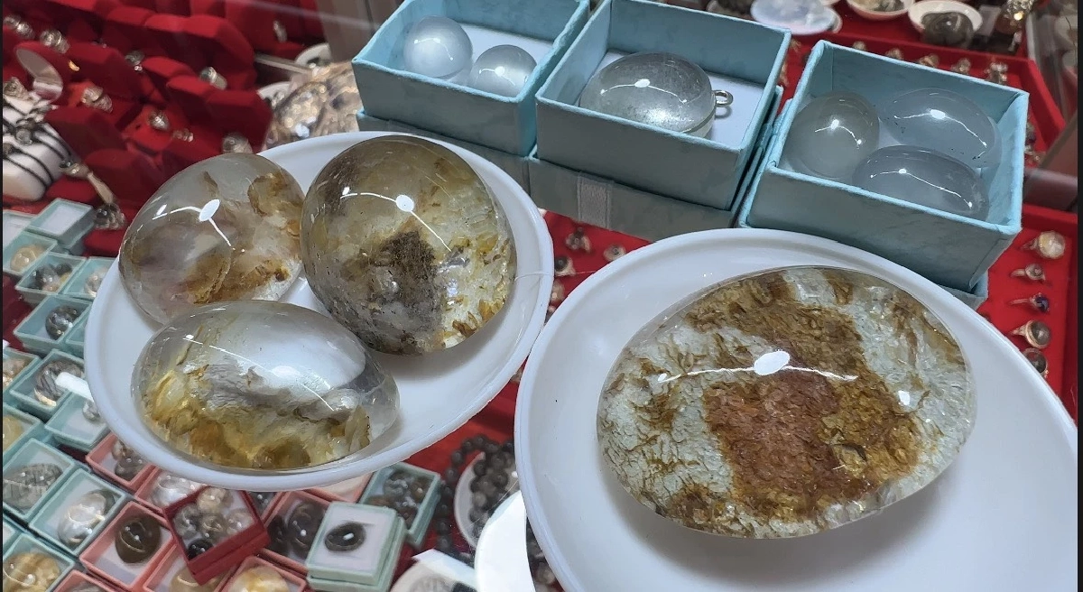 รู้จัก! เข็มกลัดโป่งข่ามคู่ ประดับฉลองพระองค์ “พระบรมราชินี” เสด็จฯ เยือนอิตาลี