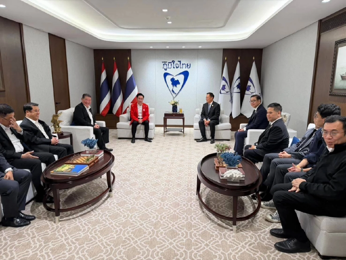 "ยศชนัน” มาเอง !!  สวมเสื้อแดง หอบแกนนำเพื่อไทยถึงภูมิใจไทยแล้ว