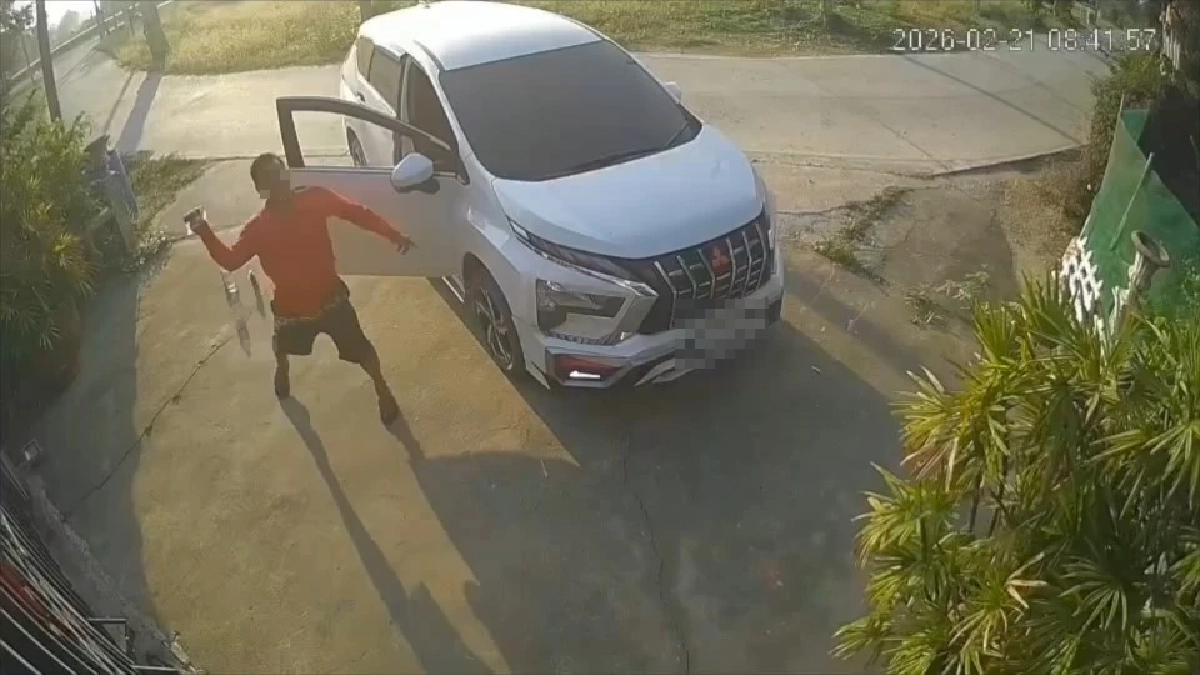 รวบหนุ่มคลั่ง! ปาระเบิดเพลิงบุกเผาบ้าน 'อดีตปลัดจังหวัด-หมอ' อ้างเสียงในหัวสั่งนาน 13 ปี