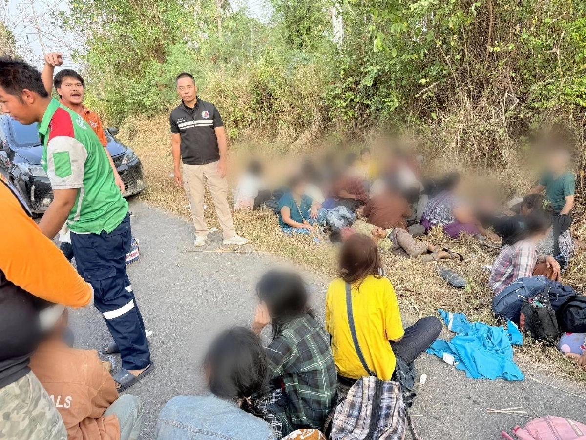 ตู้ม! พลิกคว่ำเทกระจาดแรงงานเถื่อน 44 ชีวิต หลังเร่งเครื่องหนี ตร.กว่า 50 กม.