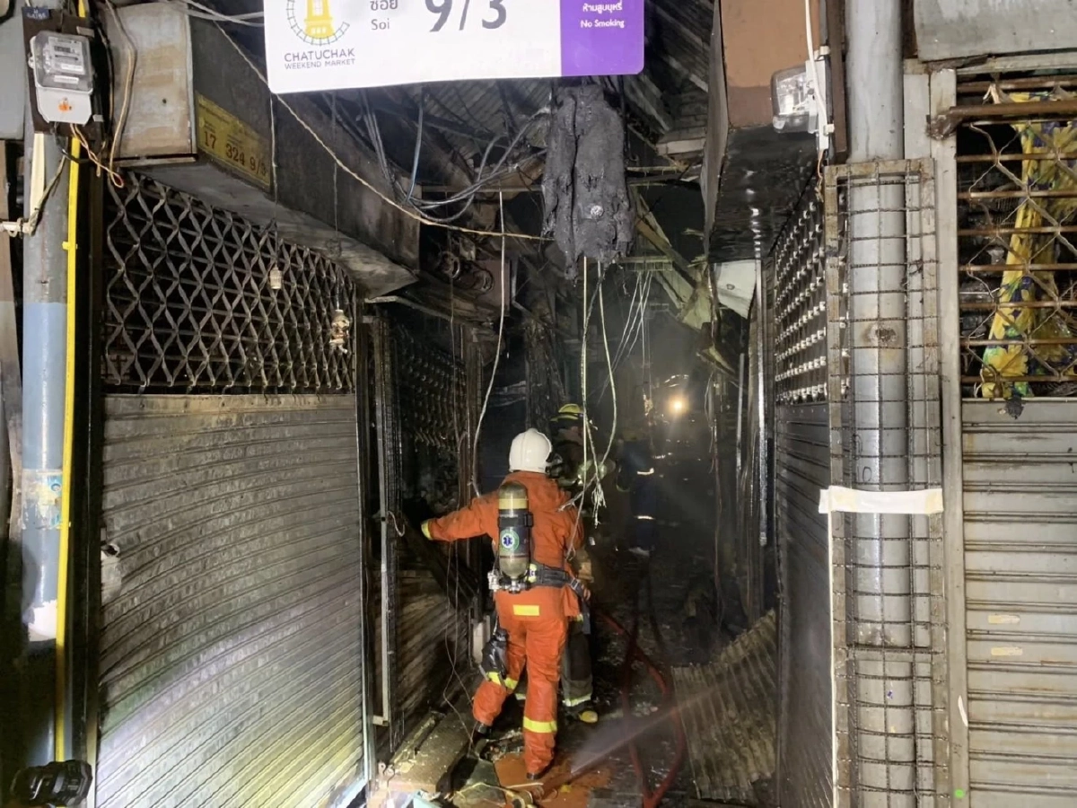 อัปเดต เหตุไฟไหม้ตลาดนัดจตุจักร เสียหาย 28 ร้านค้า