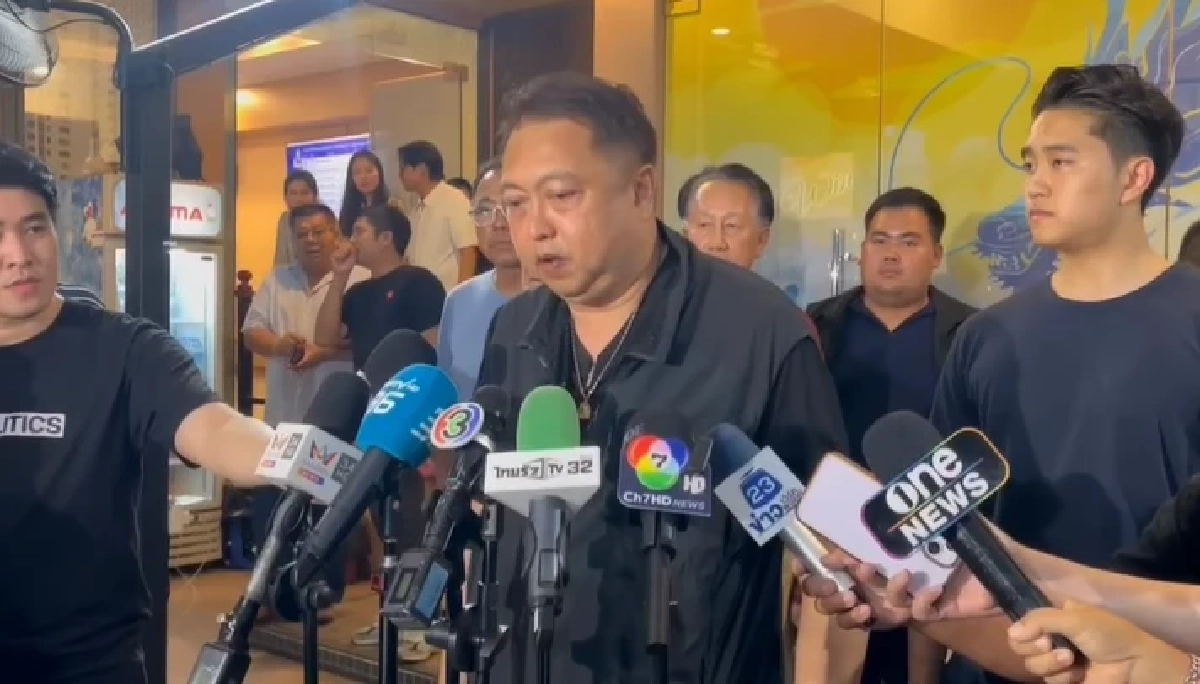 "สุชาติ ชมกลิ่น" อารมณ์ดี กินส้มโชว์ เปิดใจล้มแชมป์เก่า พรรคประชาชน