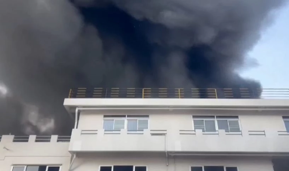 ด่วน! ไฟไหม้โรงงานผสมสี พานทอง ระดมดับเพลิง เข้าระงับเหตุ