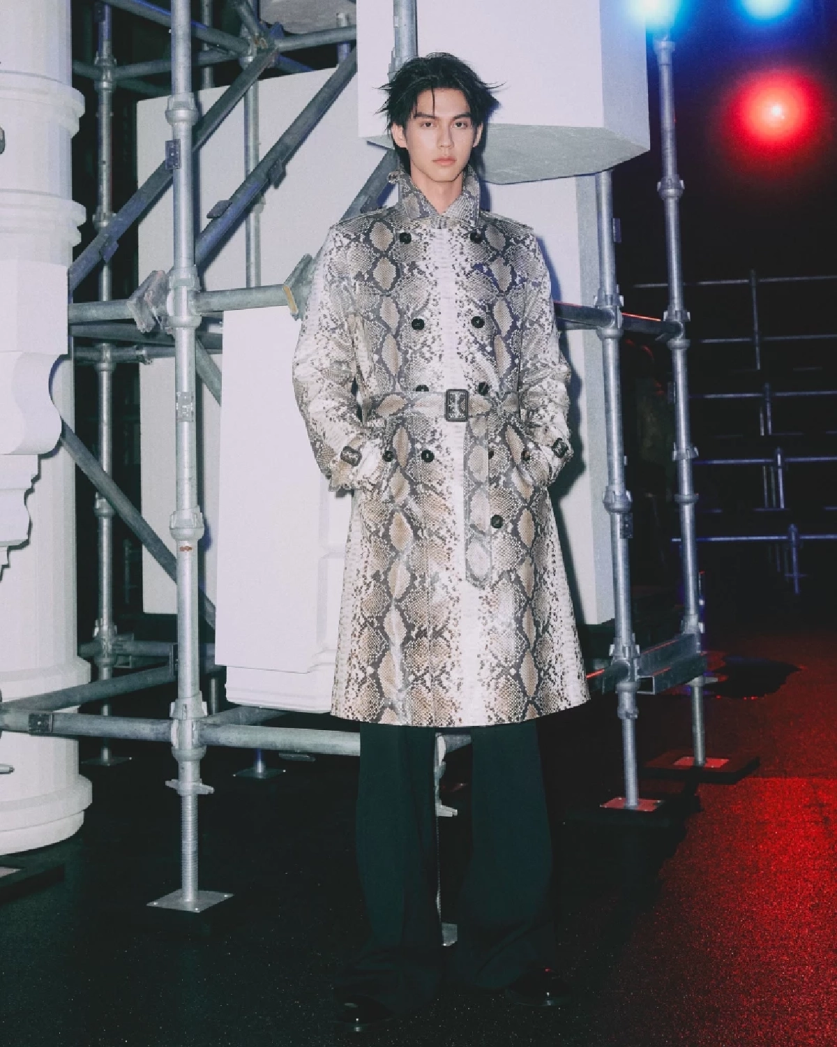 'ไบร์ท วชิรวิชญ์' นั่งฟรอนต์โรว์ Burberry หล่อสะกดทุกสายตา