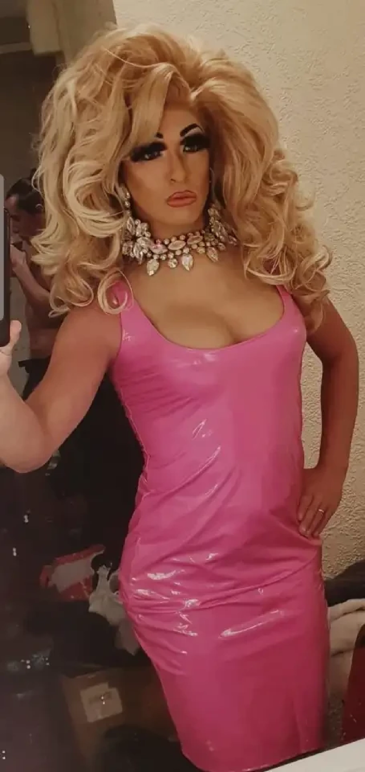 แดร็กควีนดังดับสยอง หลังเริงสวาทสุนัข-คนแปลกหน้า เปิดผลชันสูตรสุดตะลึง