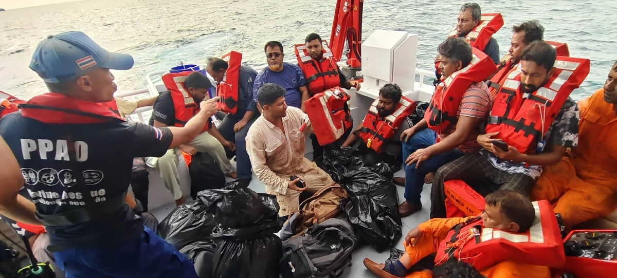 ระทึกกลางทะเล! เรือขนสินค้าน้ำเข้าเอียงกลางทะเลภูเก็ต