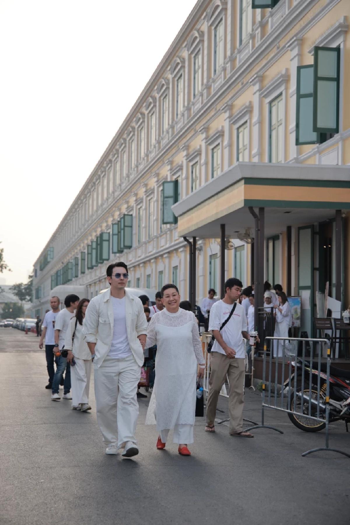 'อั้ม อธิชาติ' ควงแม่ทำบุญวันเกิดที่ศาลหลักเมือง ออร่าความสุขจับตา