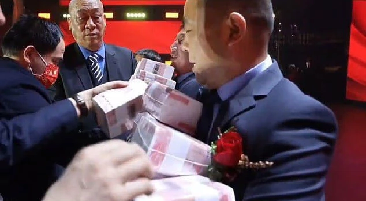 บริษัทจีนแจกโบนัส กองเงินสด 900 ล้าน กลางงานเลี้ยง สั่ง! พนักงาน "ขนไปได้เท่าที่แรงมี"