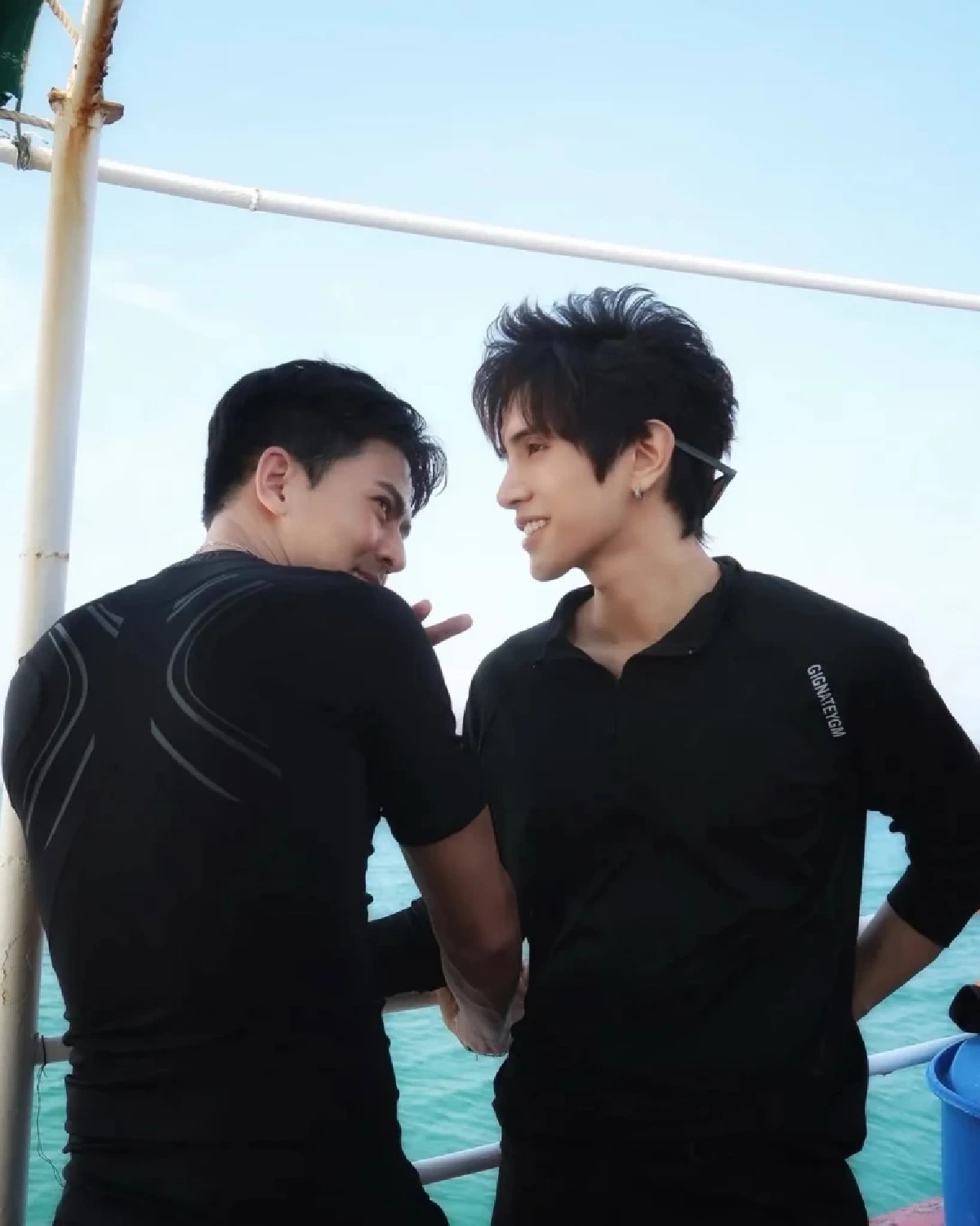 'เต้ย พงศกร' โพสต์ภาพคู่หนุ่มหล่อ เจอชาวเน็ตแซะแรง ลั่น! เลิกติดตาม