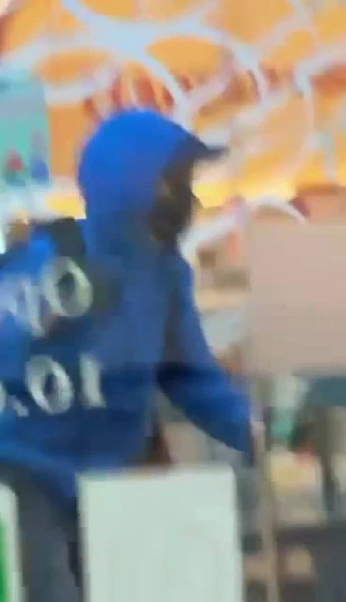 ประชาทัณฑ์น่วม! ชายบุกธนาคาร ราดน้ำมัน ผจก. ขู่เอาเงิน 5 ล้าน