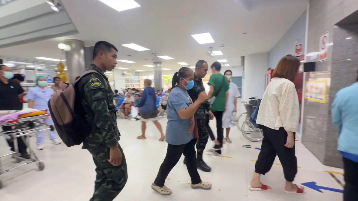 แม่รุดเยี่ยมพลทหารเหยียบระเบิดขาขาด เผย ลูกโทรหาทุกวัน ฝันอยากเป็นนายสิบ