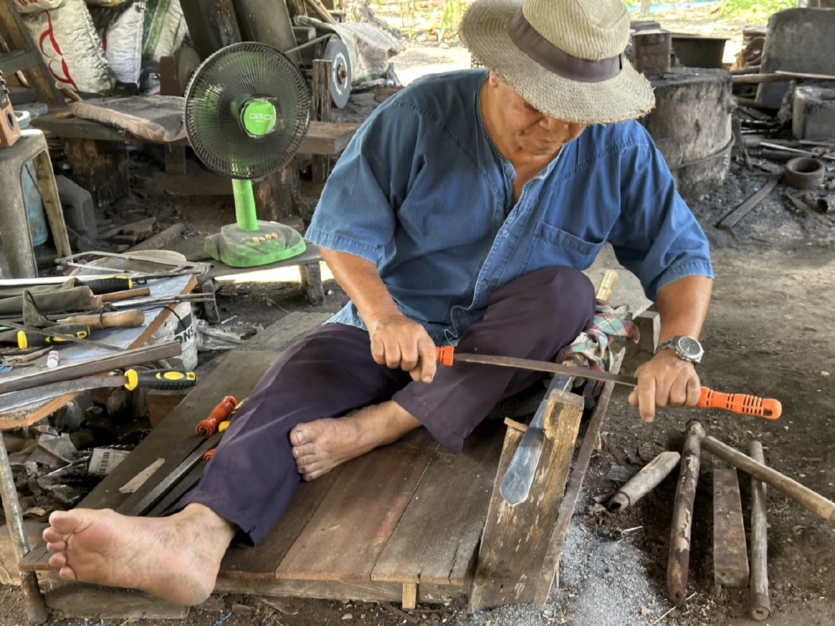 น่าห่วง! คนรุ่นใหม่ เมินสืบทอดอาชีพตีมีดดาบ ทั้งหมู่บ้านเหลือเพียง 3 คน