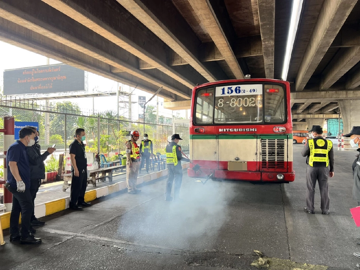 กทม. สุ่มตรวจรถเมล์ควันดำ พบไม่ผ่านเกณฑ์ พ่นห้ามใช้ทันที 4 คัน