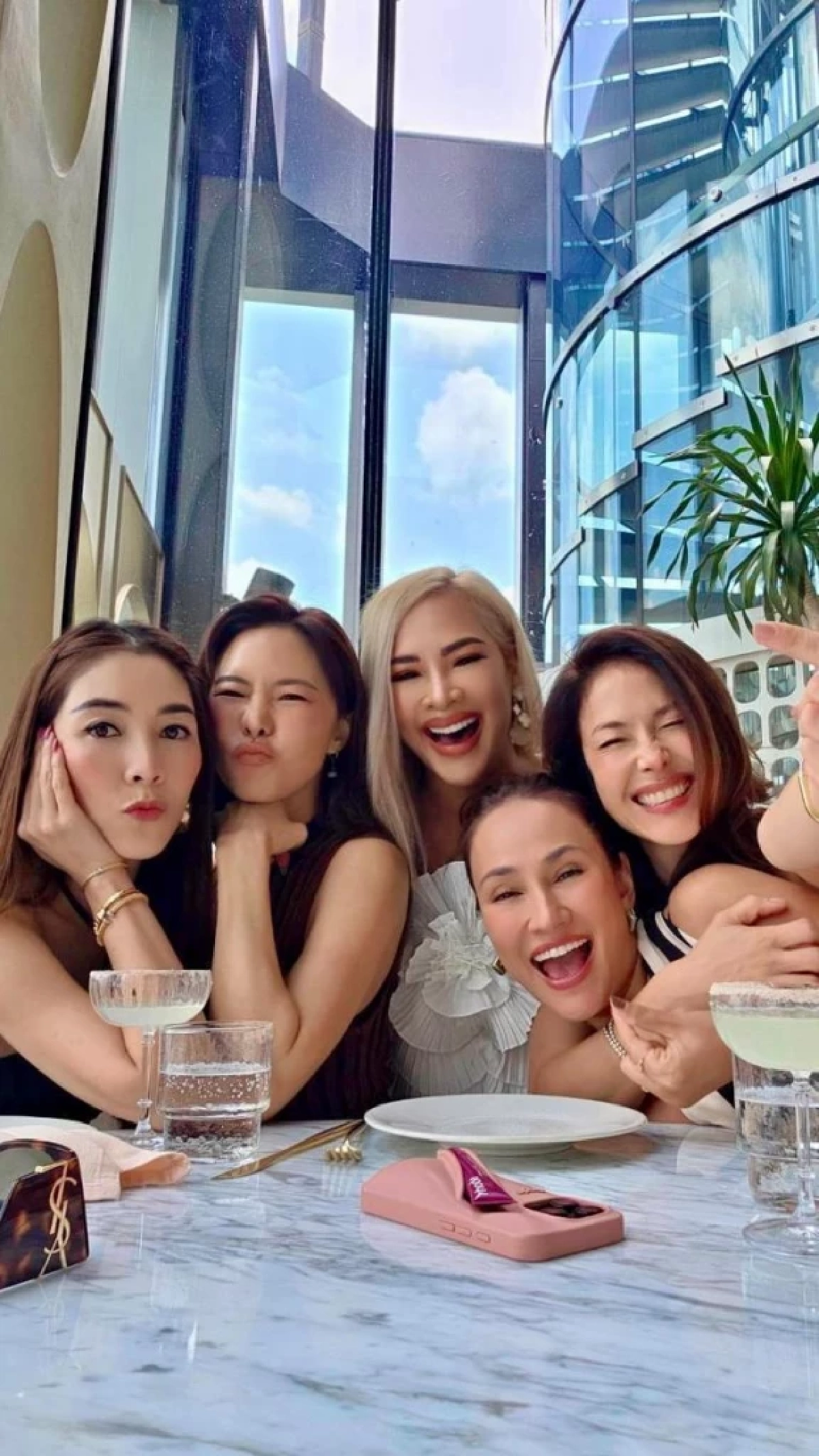 "นานา" งานเข้าอีก! "ข้าวโพด" ซัดขายบ้านหรู 69 ล้าน แพงเกินจริง
