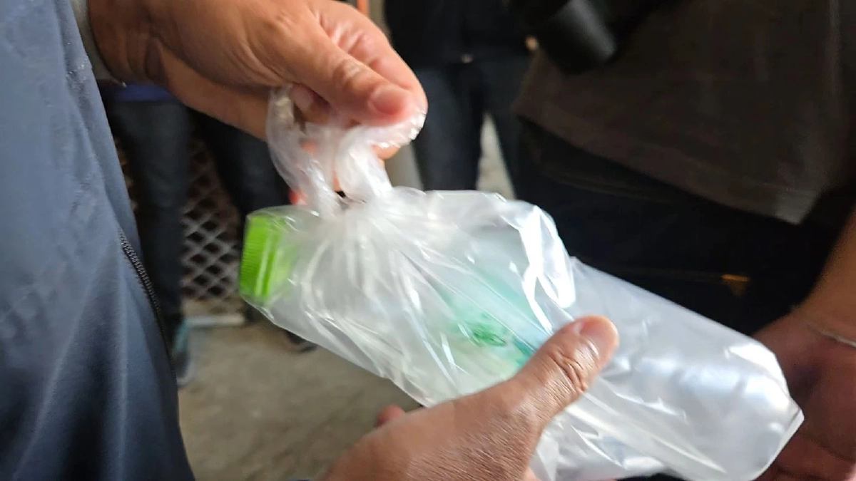 ประชาทัณฑ์น่วม! ชายบุกธนาคาร ราดน้ำมัน ผจก. ขู่เอาเงิน 5 ล้าน