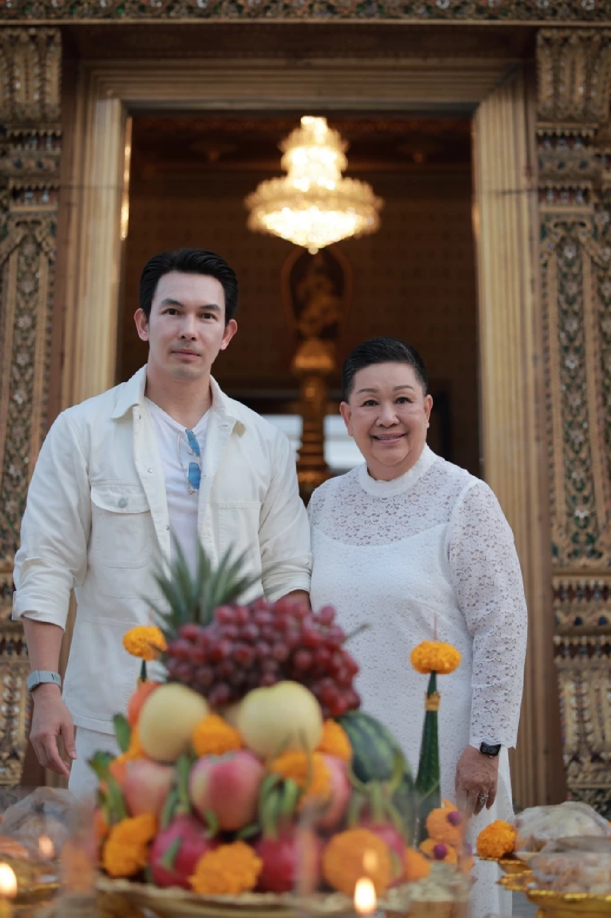 'อั้ม อธิชาติ' ควงแม่ทำบุญวันเกิดที่ศาลหลักเมือง ออร่าความสุขจับตา