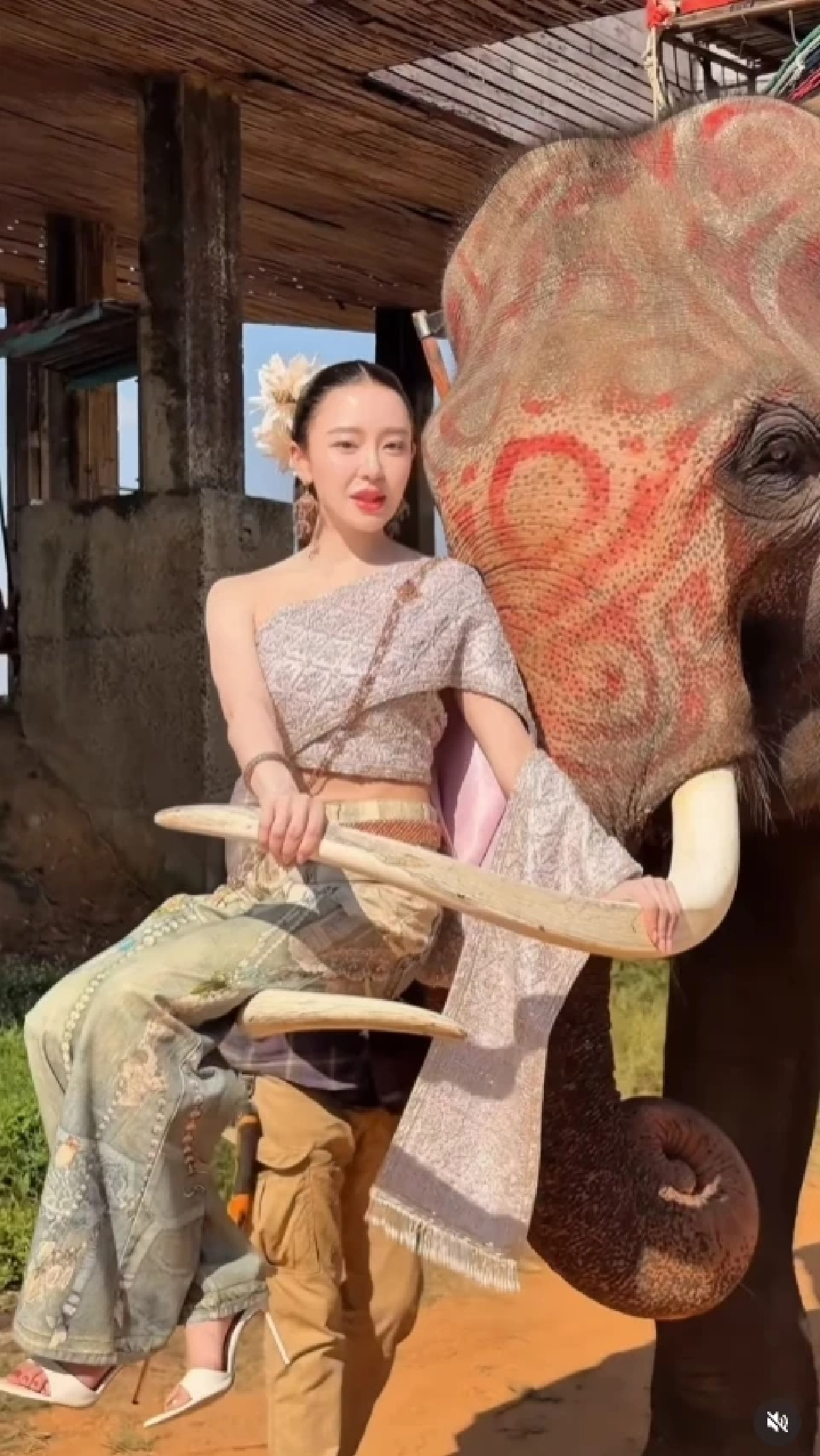 ส่อดราม่า "มายด์" แฟน "สงกรานต์" เจอทักติง คอนเทนต์ "ห่มสไบแล้วใส่ยีนส์" นั่งงาช้าง