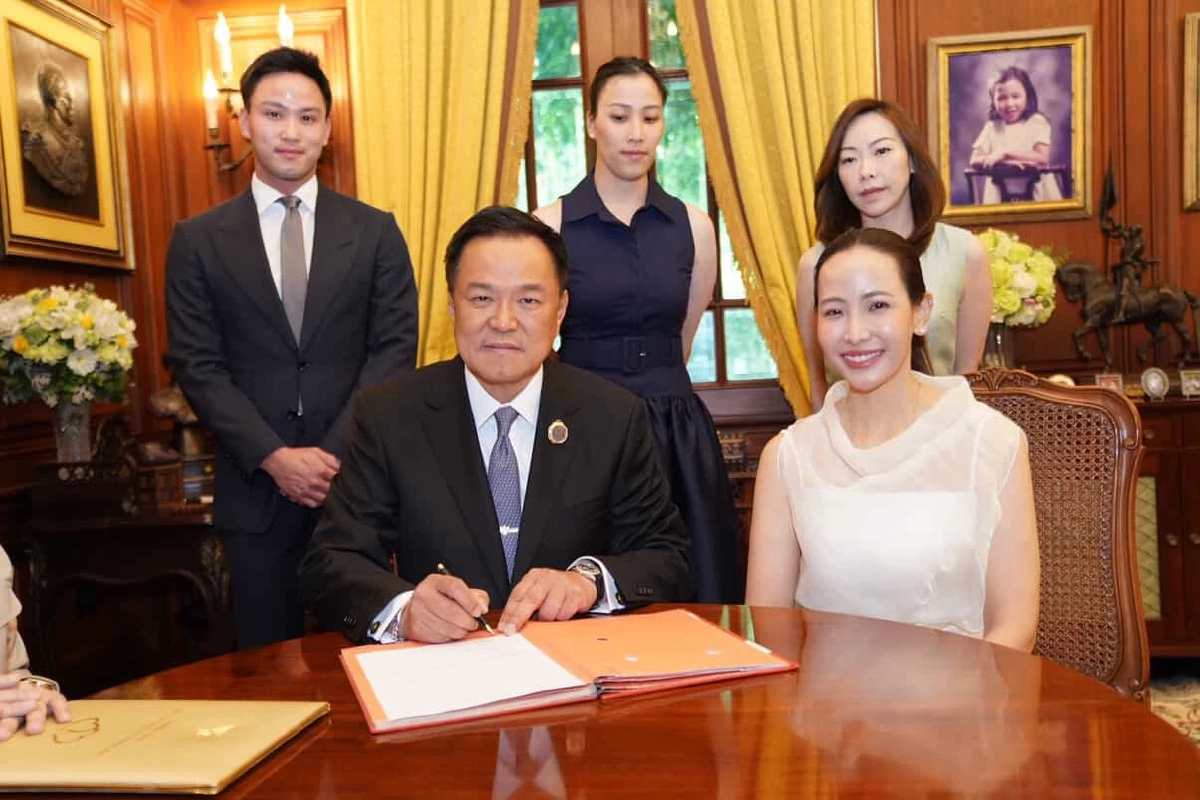 วาเลนไทน์หวานมาก! "อนุทิน" จดทะเบียนสมรส "จ๋า ธนนนท์" มีลูกๆเป็นพยานรัก