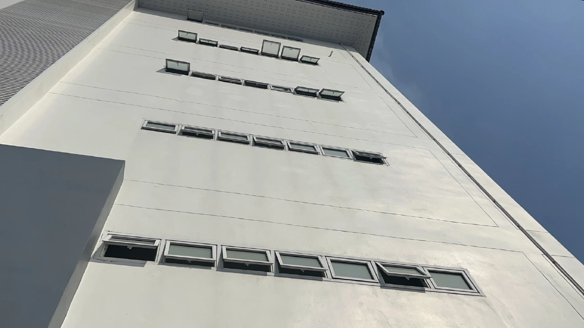 นักเรียน ม.2 พลัดตกอาคารเรียน เจ็บสาหัส คาดสาเหตุ ถูกหลอกโอนเงิน