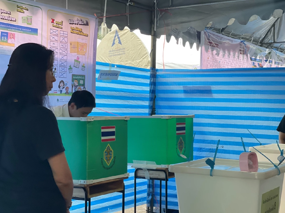 'พิธา'เจิมเลือกตั้ง69 ใช้สิทธิคนแรก ก่อนบิน ตปท. ลั่นอีกนานกลับไทย