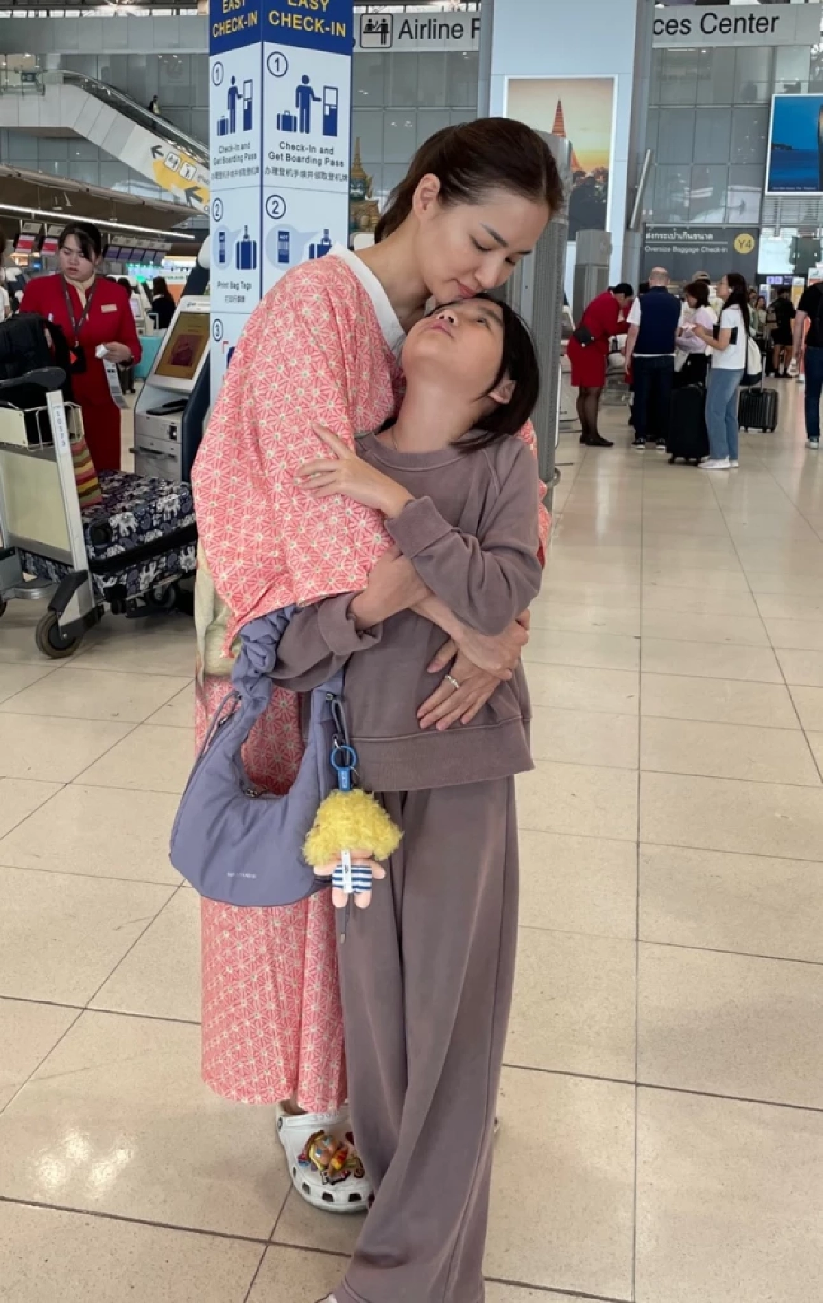 "ทิม พิธา" เคลื่อนไหวแล้วหลัง "ต่าย ชุติมา" กอดลาทั้งน้ำตาส่ง "น้องพิพิม" ไปเรียนต่อ