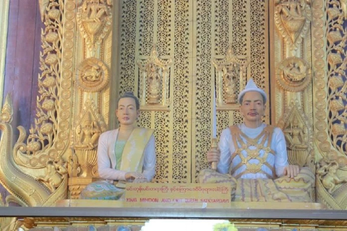 พระรูปของพระเจ้ามินดง ที่พระราชวังมัณฑะเลย์