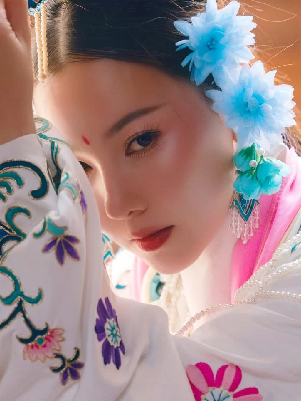 ไม่มีใครยอมใคร! รวมภาพดารา ใส่ชุดตรุษจีน ประชันกัน นึกว่าหลุดออกมาจากนิยาย