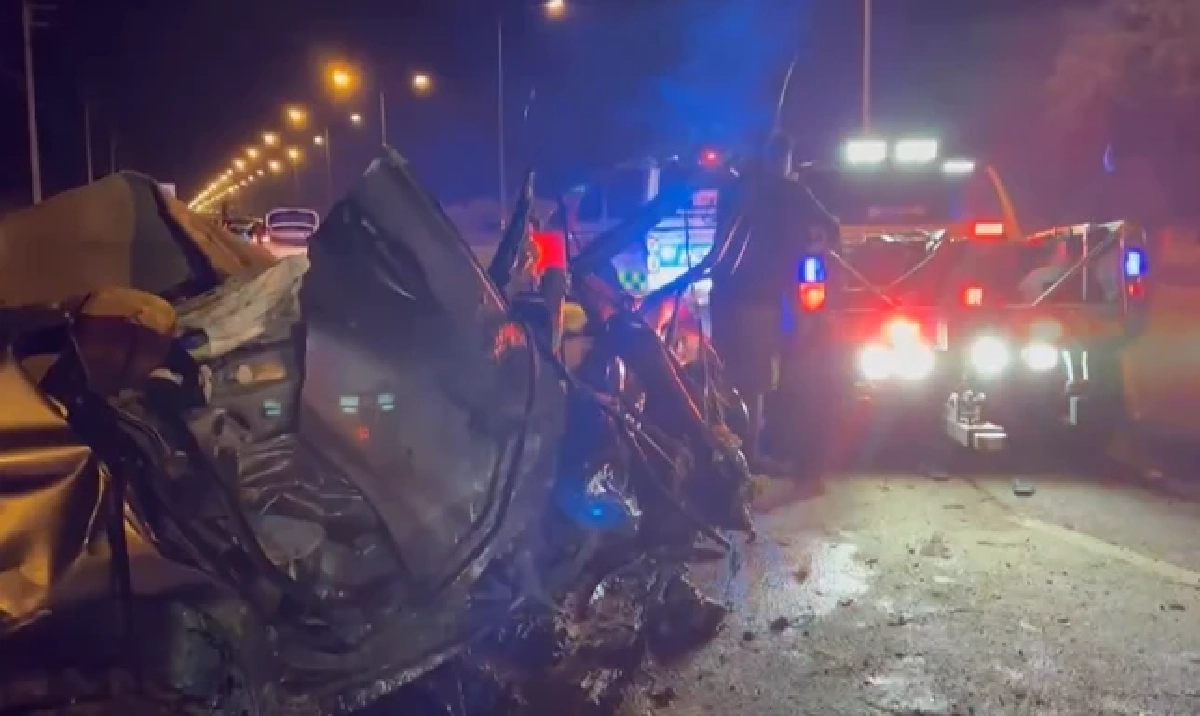 หนุ่มพาครอบครัว กลับจากเที่ยวบางแสน ชนป้ายบอกทาง พลิกคว่ำ ดับ 4 สาหัส 2