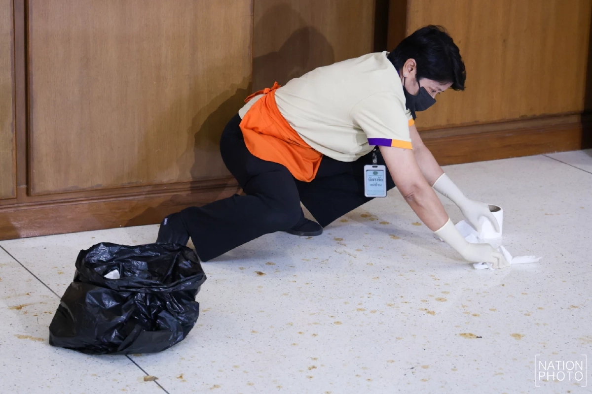 ลุงบุกปาปลาร้าหน้า กกต. ซัดองค์กรเน่า ค้านนับคะแนนใหม่ เปลืองภาษีประชาชน